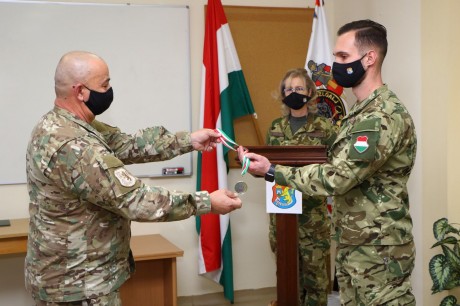 A budapesti félmaratonon remeklő fehérvári katonákat jutalmazták